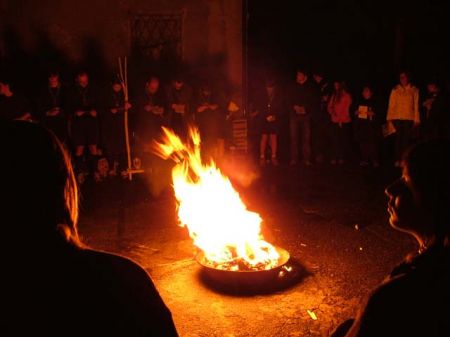 Riuniti intorno al fuoco